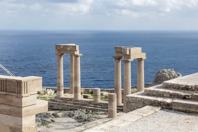Säulenreste des Tempels der Athena Lindia auf der Akropolis von Lindos mit Blick auf das Meer