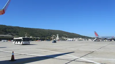 Vorfeld des Flughafens Rhodos Diagoras mit Flugzeug, Bus und Bergkulisse im Hintergrund
