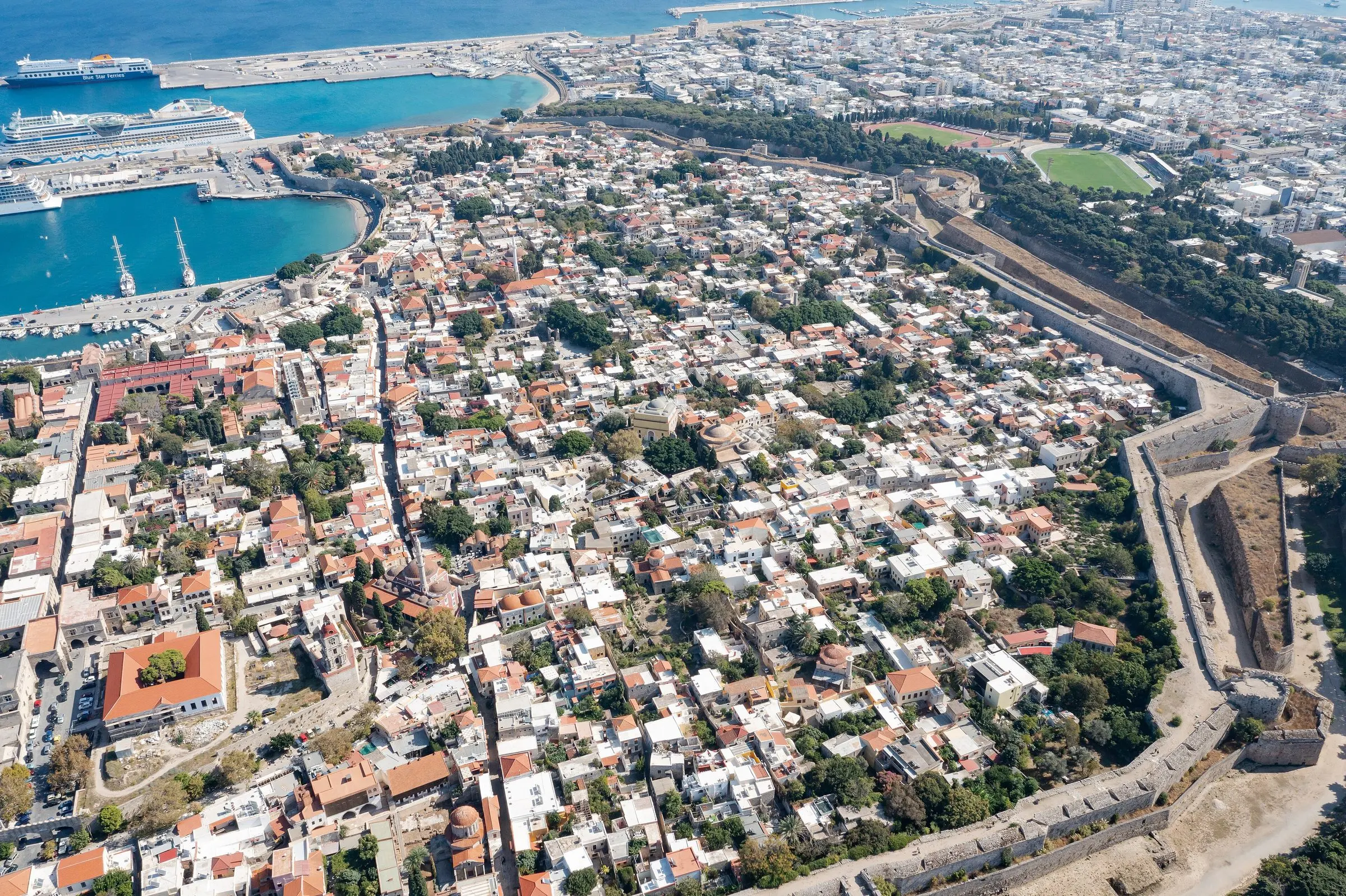 Luftaufnahme der Altstadt von Rhodos mit Festungsmauer, Hafen und Neustadt im Hintergrund